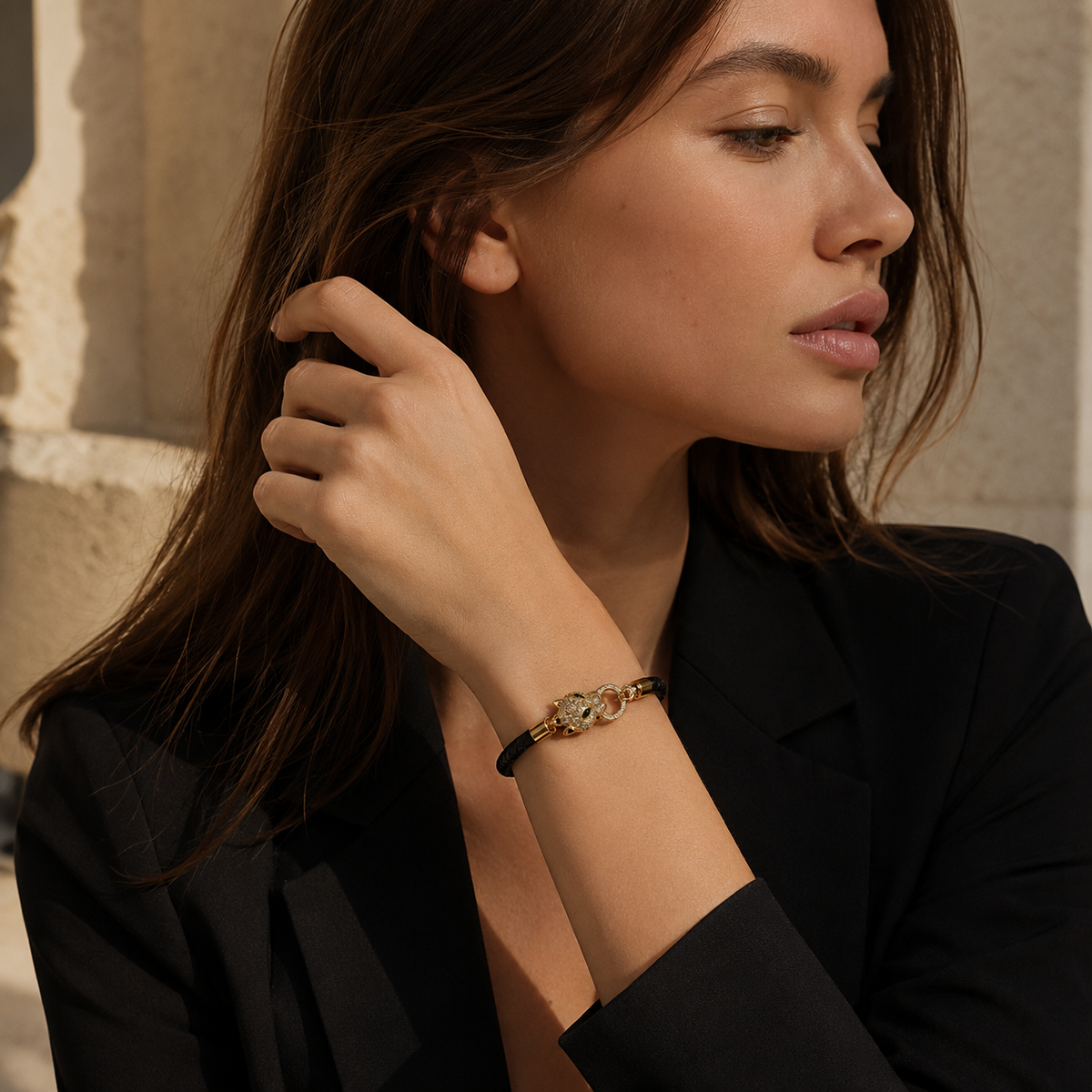 Geflochtenes Armband mit Pantherkopf-Motiv