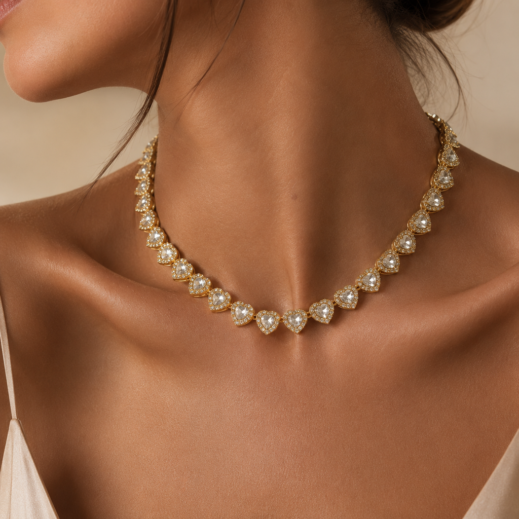 Kette mit herzförmigem Steinbesatz
